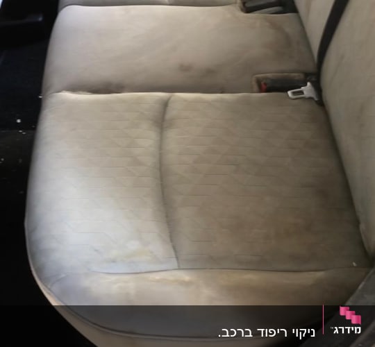 מושב רכב מלוכלך עם כתמים על הריפוד